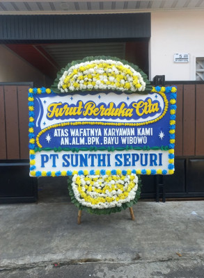 Papan Bunga Duka di Muara Sungai