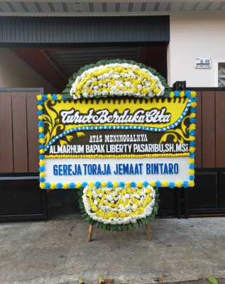 Papan Bunga Duka di Muara Sungai