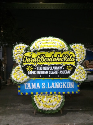 Papan Bunga Duka di Muara Sungai